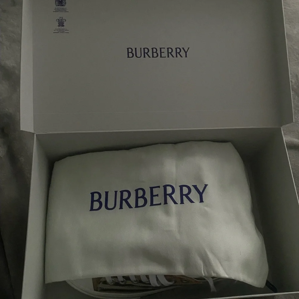 Burberry Sneakers with box - Picture 6 of 6